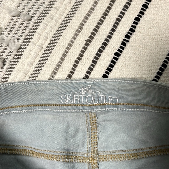 Jean skirt with lace deatail - Picture 2 of 5